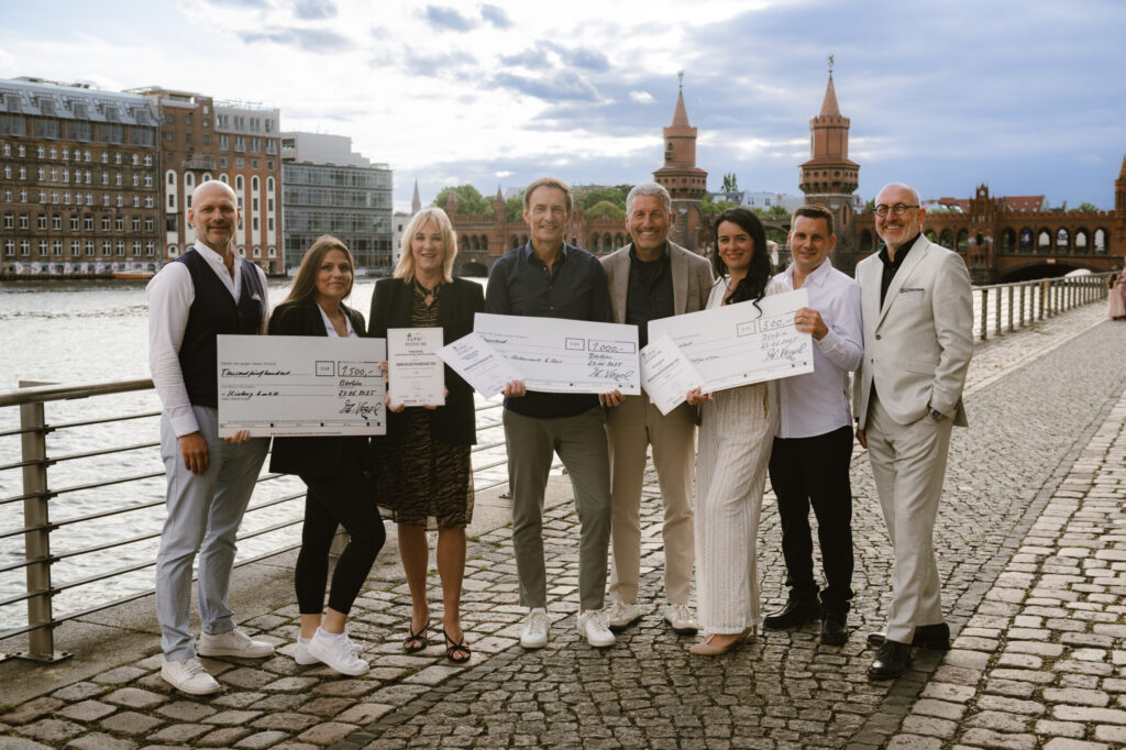AWARD DER GASTFREUNDSCHAFT 2025 - Preisverleihung vor der Oberbaumbrücke in Berlin